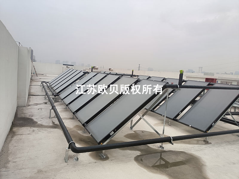 消防站平板太陽能和燃氣鍋爐組合熱水工程